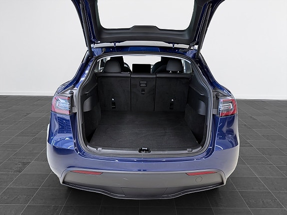 Tesla Model Y 7 of 17