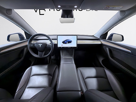 Tesla Model Y 12 of 17
