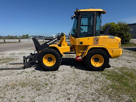 Volvo L30G 2 of 5