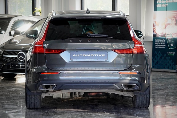 Volvo V60 Cross Country 3 of 5