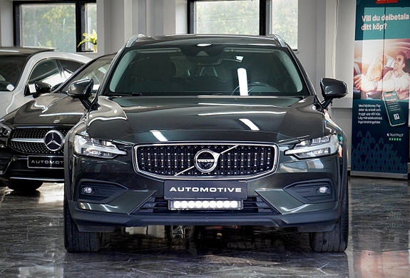 Volvo V60 Cross Country 2 of 5