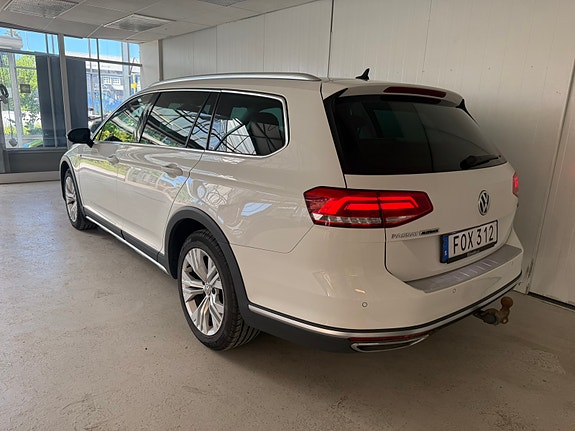 Volkswagen Passat Alltrack 3 of 5