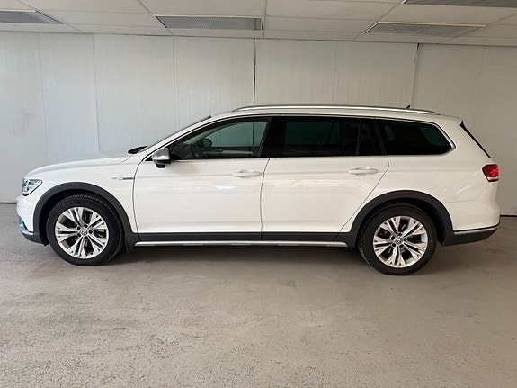 Volkswagen Passat Alltrack 2 of 5