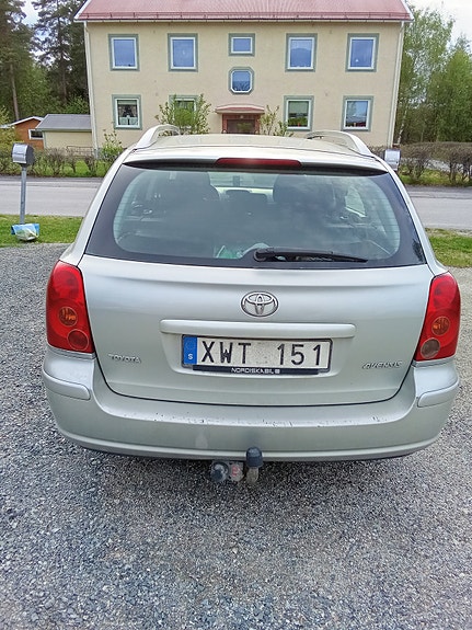 Toyota Avensis 2 of 5