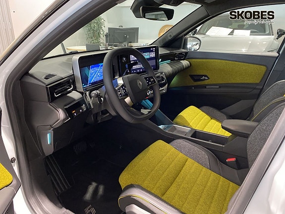 Renault 5 E-Tech 7 of 16