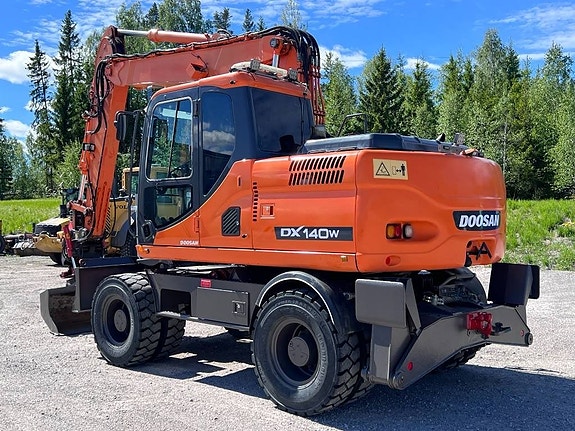 Doosan DX140 W med vagn och redskap 2012