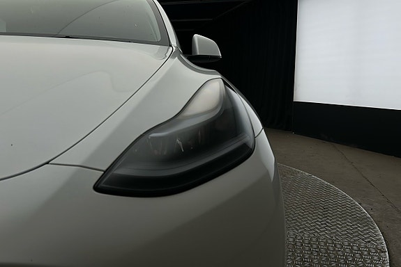 Tesla Model Y 10 of 26