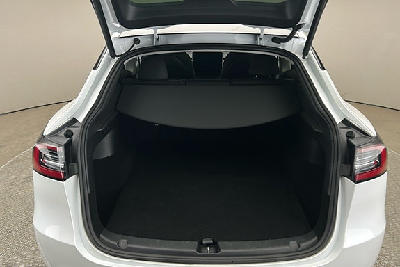 Tesla Model Y 13 of 26