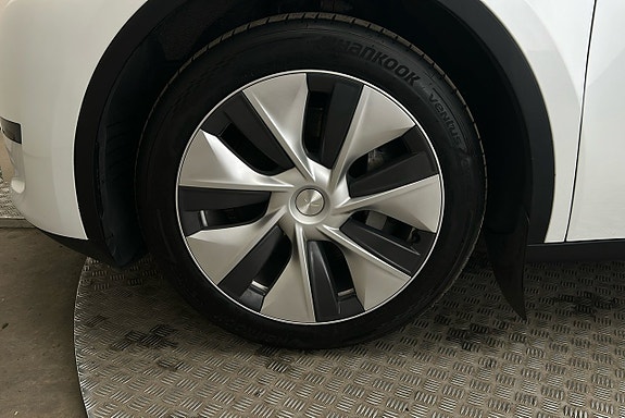 Tesla Model Y 11 of 26