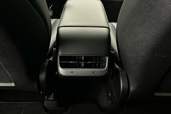 Tesla Model Y 23 of 26
