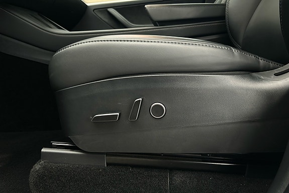 Tesla Model Y 15 of 26