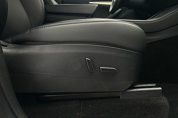 Tesla Model Y 16 of 26