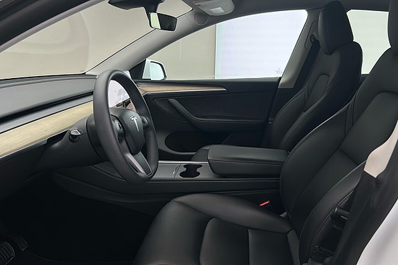 Tesla Model Y 9 of 26