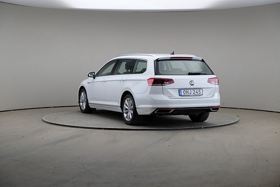 Volkswagen Passat 2 of 5