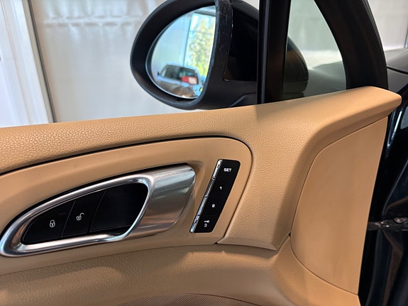 Porsche Cayenne 9 of 23