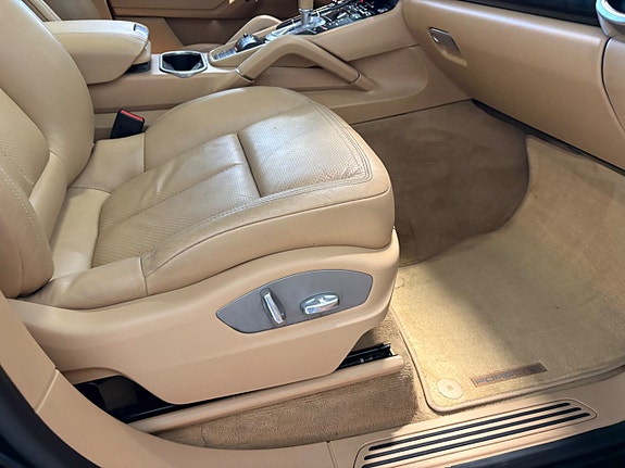Porsche Cayenne 14 of 23