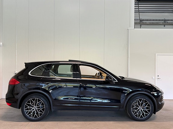Porsche Cayenne 2 of 5
