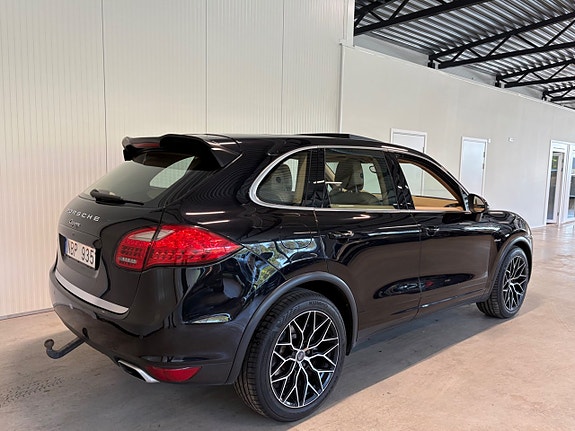 Porsche Cayenne 3 of 5