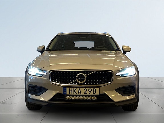 Volvo V60 Cross Country 2 of 5