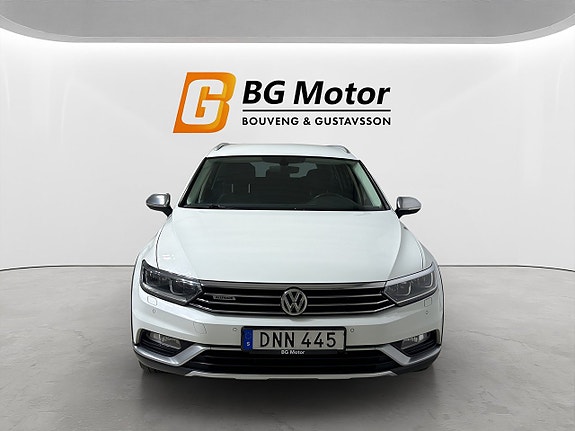Volkswagen Passat Alltrack 2 of 5