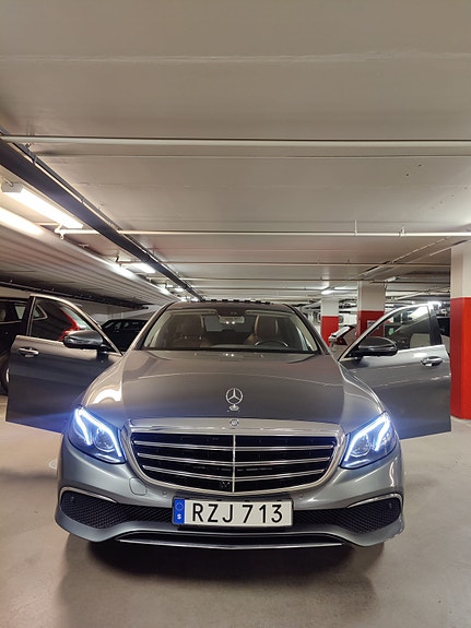 Mercedes-Benz E220 d 2 of 4