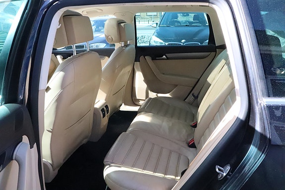 Volkswagen Passat 10 of 15
