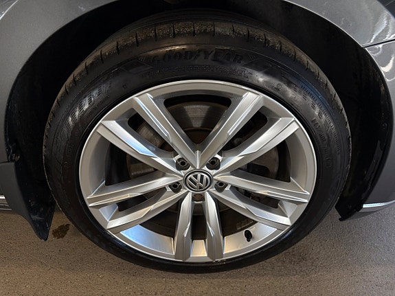 Volkswagen Passat 8 of 16