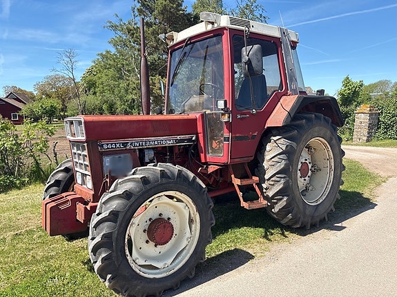 Traktor INTERNATIONAL 844 AXL