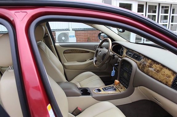 Jaguar S-TYPE 10 of 11
