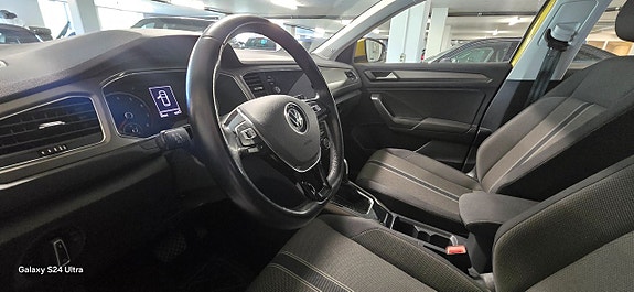 Volkswagen T-Roc 8 of 9