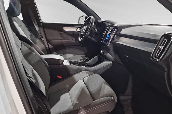 Volvo XC40 10 of 16