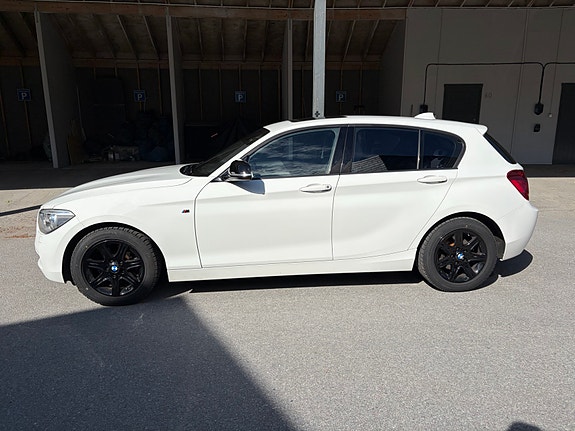 BMW 118i 3 of 5