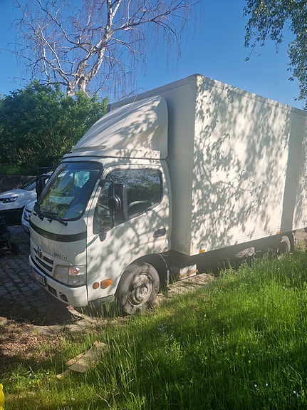 Toyota Dyna 2 of 5