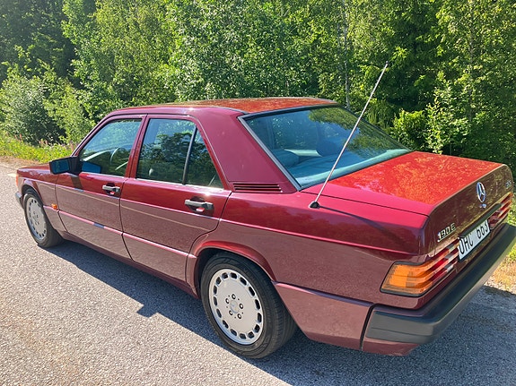 Mercedes-Benz 190 E 3 of 5