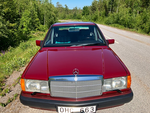 Mercedes-Benz 190 E 2 of 5