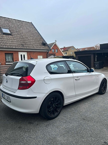 BMW 118d 3 of 4