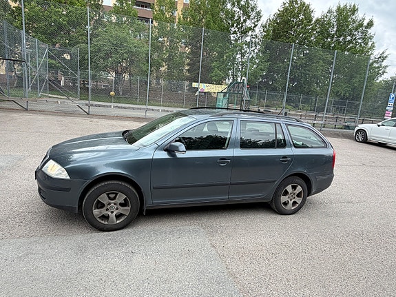 Skoda Octavia 2 of 5