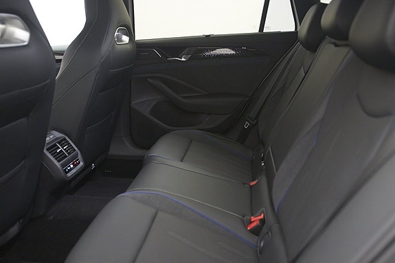 Volkswagen Passat 12 of 17