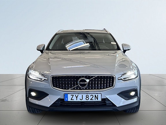 Volvo V60 Cross Country 2 of 5