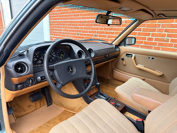 Mercedes-Benz 230 CE 13 of 17