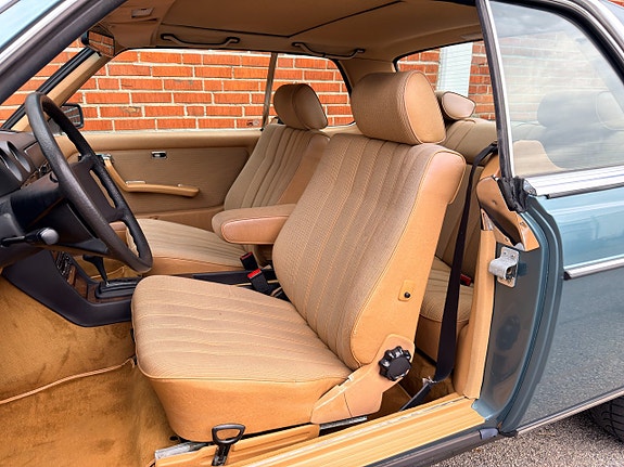 Mercedes-Benz 230 CE 12 of 17