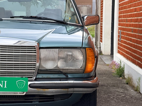 Mercedes-Benz 230 CE 10 of 17