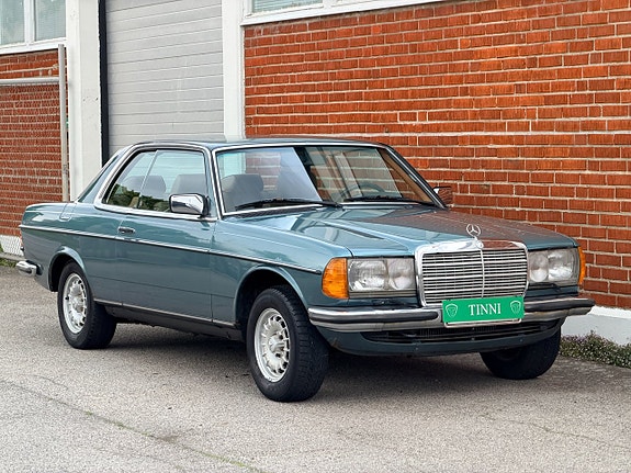 Mercedes-Benz 230 CE 8 of 17