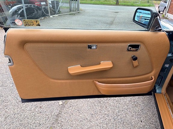Mercedes-Benz 230 CE 11 of 17