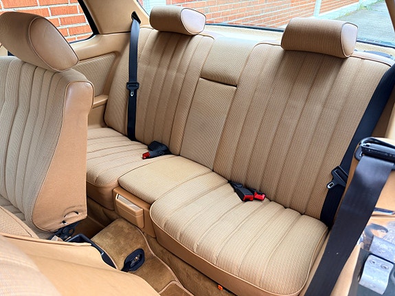 Mercedes-Benz 230 CE 14 of 17