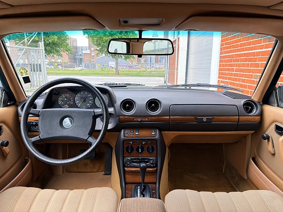 Mercedes-Benz 230 CE 15 of 17