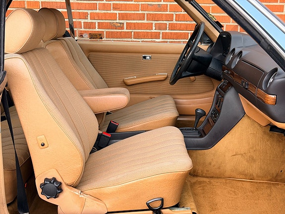 Mercedes-Benz 230 CE 17 of 17