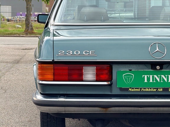 Mercedes-Benz 230 CE 5 of 17