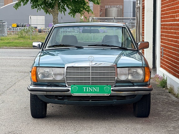 Mercedes-Benz 230 CE 9 of 17