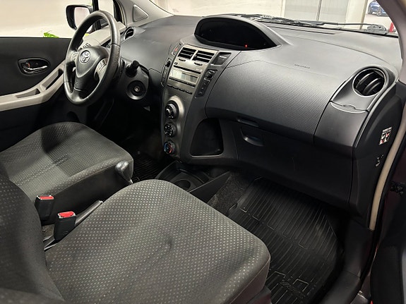 Toyota Yaris 16 of 22